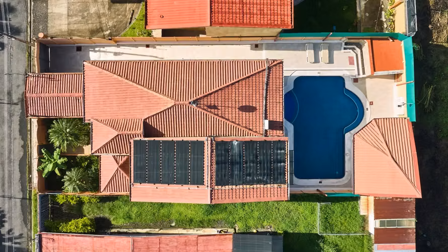 Espectacular Casa Familiar con Piscina Climatizada y Energía Solar en Alajuela - Imagen 3