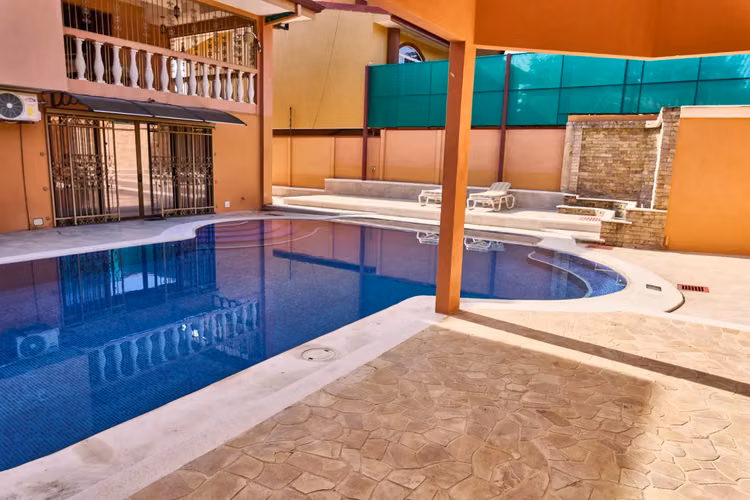 Espectacular Casa Familiar con Piscina Climatizada y Energía Solar en Alajuela