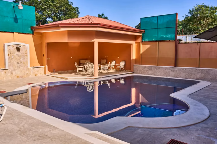 Espectacular Casa Familiar con Piscina Climatizada y Energía Solar en Alajuela - Imagen 4