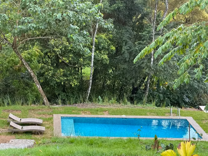 Casa de 2 dormitorios en 9.700m² en una comunidad cerrada cerca de Santa Teresa con piscina
