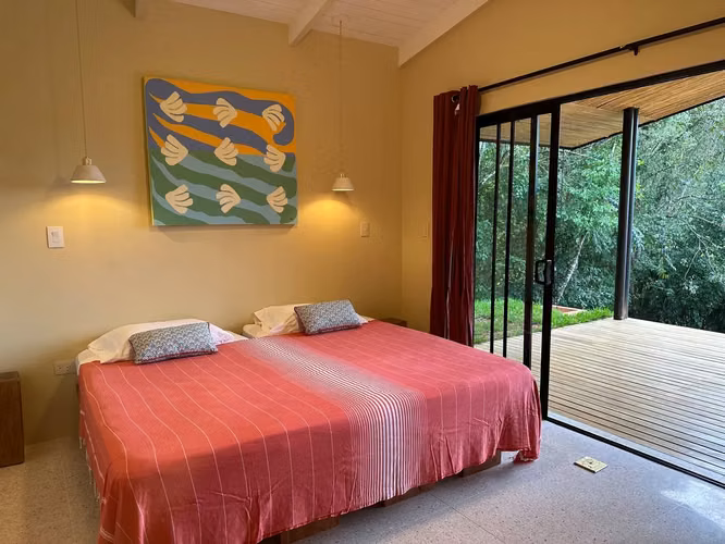 Casa de 2 dormitorios en 9.700m² en una comunidad cerrada cerca de Santa Teresa con piscina
