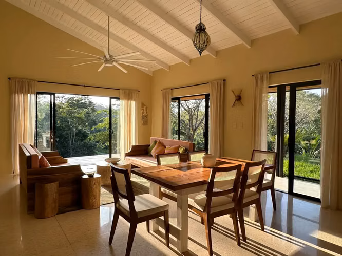 Casa de 2 dormitorios en 9.700m² en una comunidad cerrada cerca de Santa Teresa con piscina