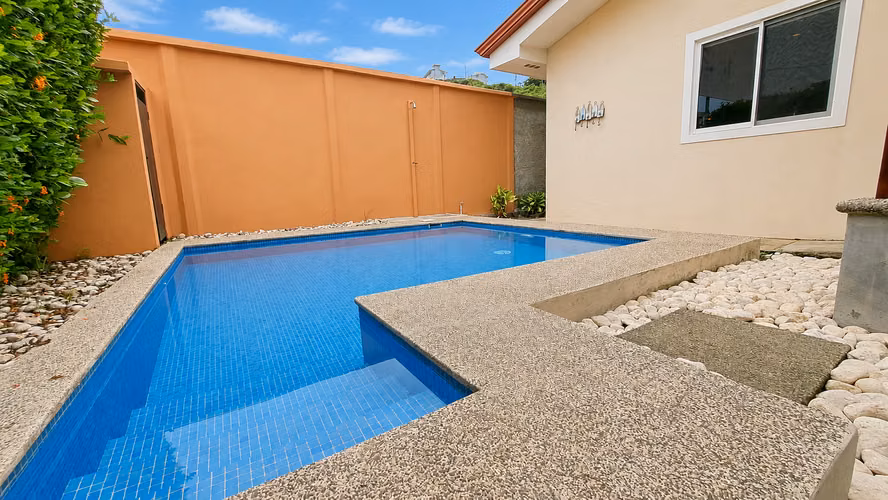 Moderna casa de 3 habitaciones en Jacó con piscina privada y ubicada en una comunidad cerrada. - Imagen 5