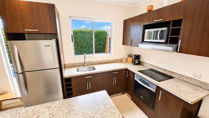 Moderna casa de 3 habitaciones en Jacó con piscina privada y ubicada en una comunidad cerrada. - Imagen 11