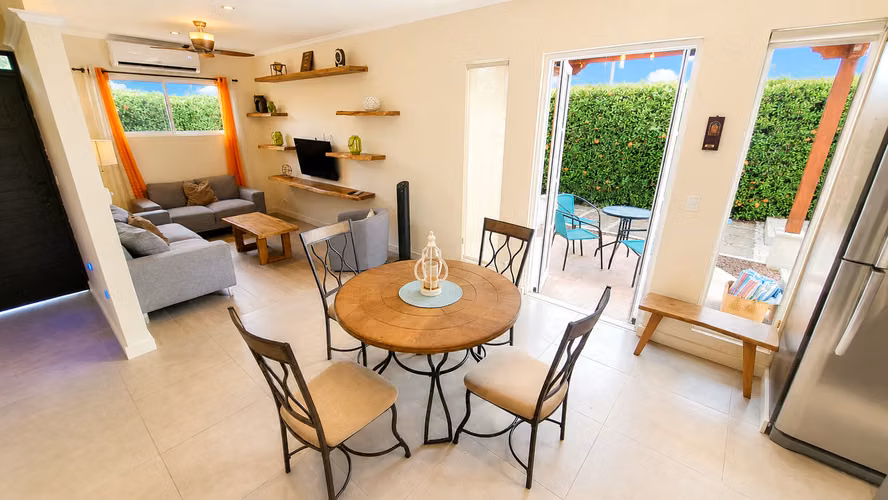 Moderna casa de 3 habitaciones en Jacó con piscina privada y ubicada en una comunidad cerrada. - Imagen 9