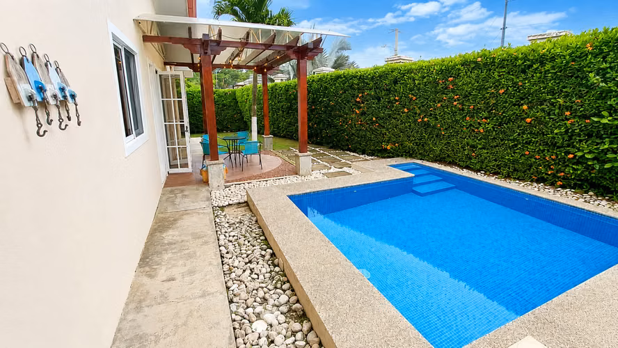 Moderna casa de 3 habitaciones en Jacó con piscina privada y ubicada en una comunidad cerrada. - Imagen 2