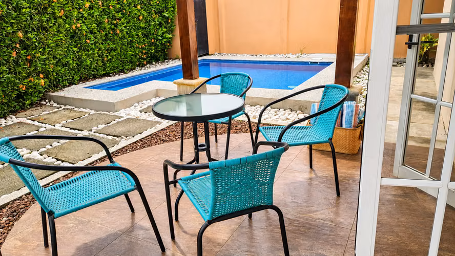 Moderna casa de 3 habitaciones en Jacó con piscina privada y ubicada en una comunidad cerrada. - Imagen 4