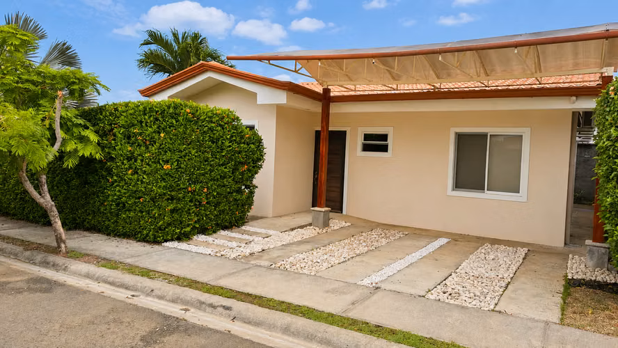 Moderna casa de 3 habitaciones en Jacó con piscina privada y ubicada en una comunidad cerrada. - Imagen 7