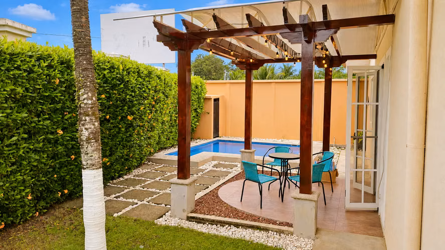 Moderna casa de 3 habitaciones en Jacó con piscina privada y ubicada en una comunidad cerrada. - Imagen 3