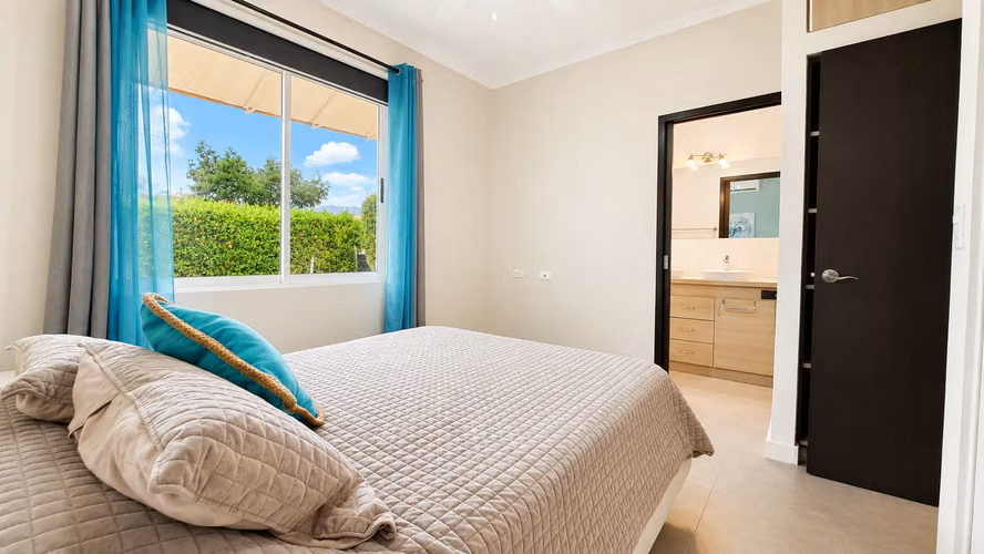 Moderna casa de 3 habitaciones en Jacó con piscina privada y ubicada en una comunidad cerrada. - Imagen 16