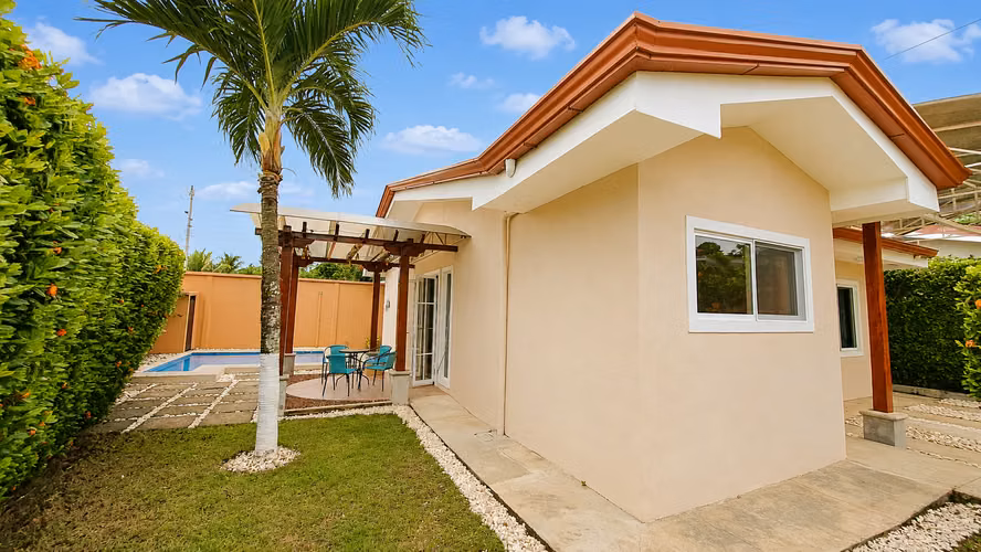 Moderna casa de 3 habitaciones en Jacó con piscina privada y ubicada en una comunidad cerrada. - Imagen 6