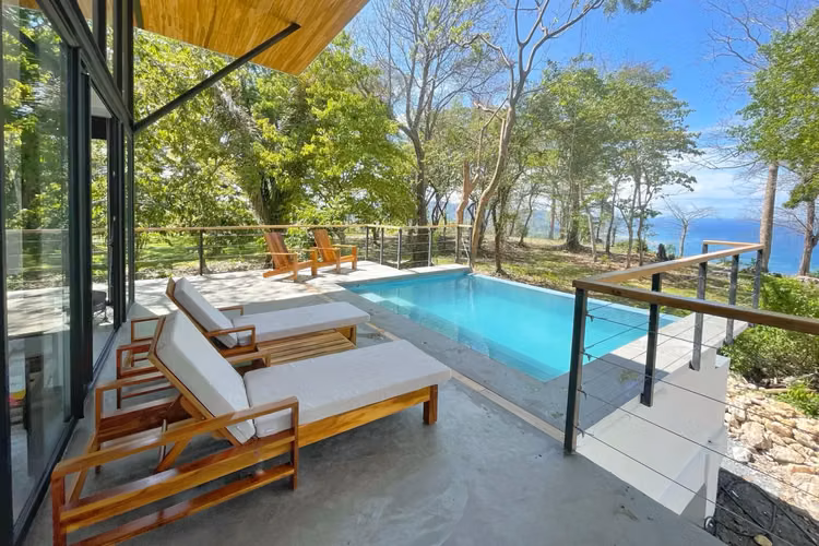 Casa moderna privada con vista al mar y piscina en Santa Teresa
