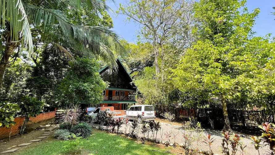 IMPRESIONANTE CASA CON PISCINA PRIVADA EN SAN MATEO, ALAJUELA