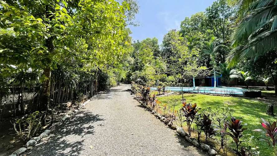 IMPRESIONANTE CASA CON PISCINA PRIVADA EN SAN MATEO, ALAJUELA