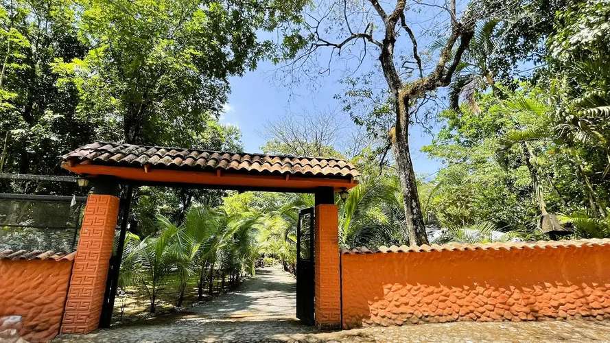 IMPRESIONANTE CASA CON PISCINA PRIVADA EN SAN MATEO, ALAJUELA