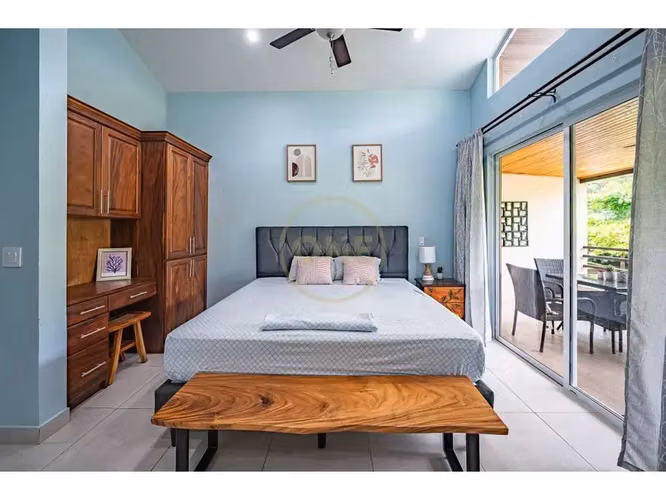 Apartamento moderno de 4 habitaciones en Jacó: obra nueva con espaciosa sala de estar y un oasis al aire libre. - Imagen 16
