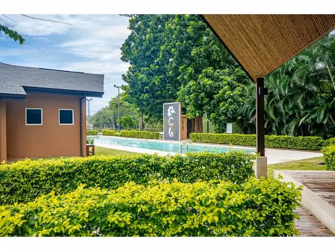 Apartamento moderno de 4 habitaciones en Jacó: obra nueva con espaciosa sala de estar y un oasis al aire libre. - Imagen 12