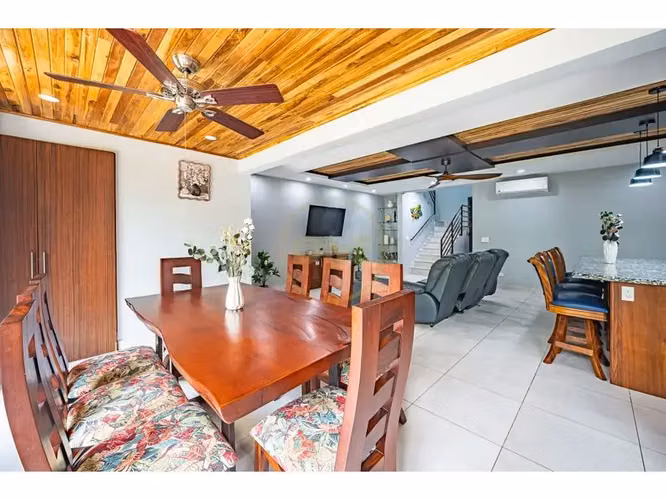 Apartamento moderno de 4 habitaciones en Jacó: obra nueva con espaciosa sala de estar y un oasis al aire libre. - Imagen 19