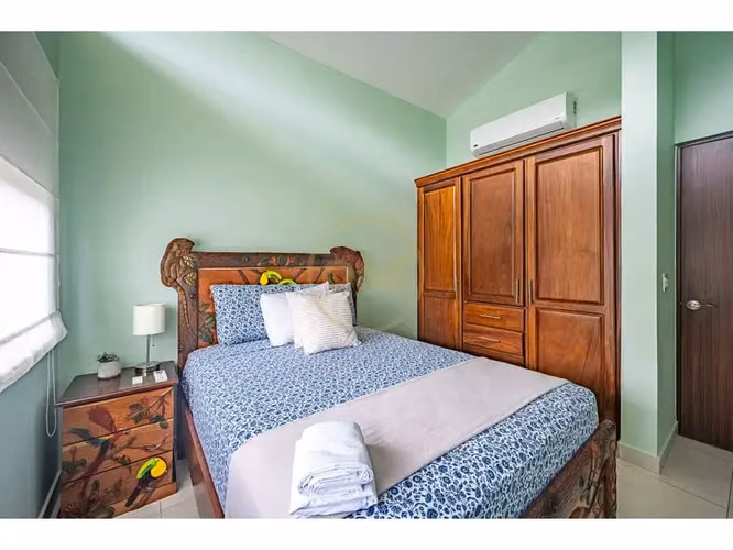 Apartamento moderno de 4 habitaciones en Jacó: obra nueva con espaciosa sala de estar y un oasis al aire libre. - Imagen 14