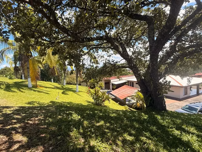 Encantadoras Villas de 2 y 3 Dormitorios con Amplios Jardines y Vistas a la Montaña en Poás