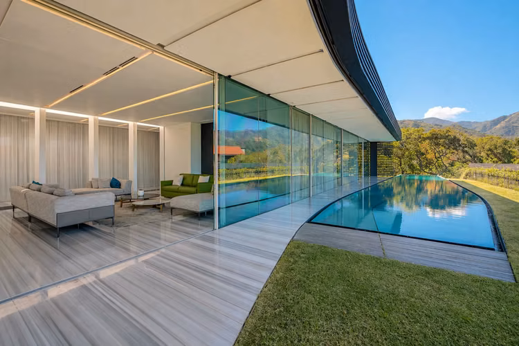 VENTA Y ALQUILER / Villa de lujo moderna en Costa Rica: Oasis de 5 habitaciones y 5 baños con piscina infinita y vistas panorámicas, Santa Ana, San José  - Imagen 11