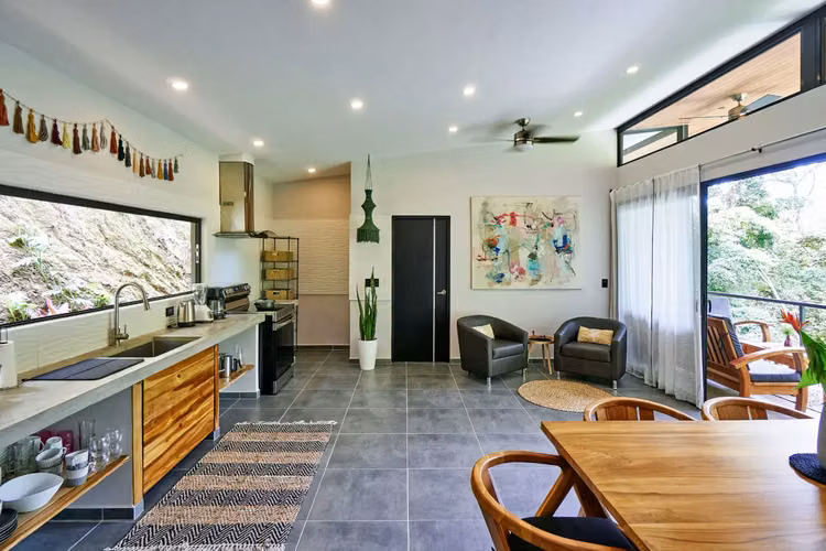 Villa Tropical en Santa Teresa, a Pasos de la Playa, con Lote Adicional para Futuro Desarrollo - Imagen 10