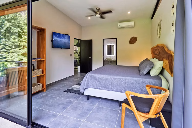 Villa Tropical en Santa Teresa, a Pasos de la Playa, con Lote Adicional para Futuro Desarrollo - Imagen 12