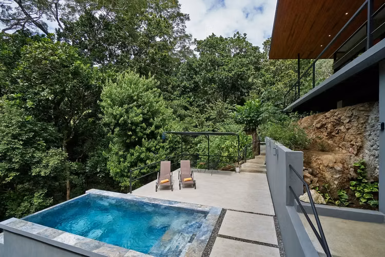 Casa llave en mano con piscina privada y vistas a la jungla en Santa Teresa