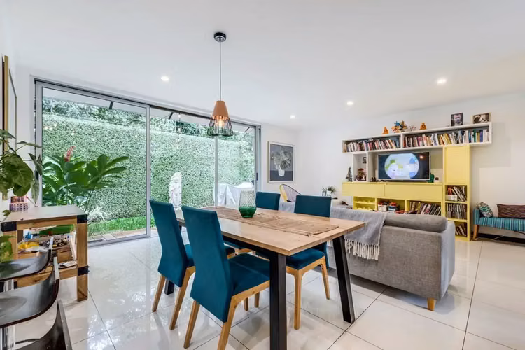 Casa contemporánea de tres pisos en ubicación privilegiada en Santa Ana