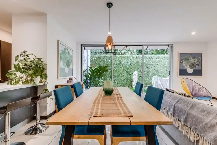 Casa contemporánea de tres pisos en ubicación privilegiada en Santa Ana - Imagen 4