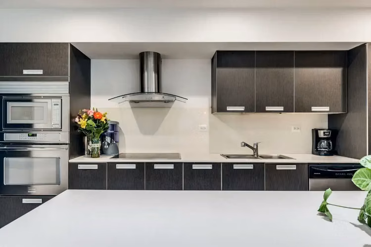Casa contemporánea de tres pisos en ubicación privilegiada en Santa Ana - Imagen 5