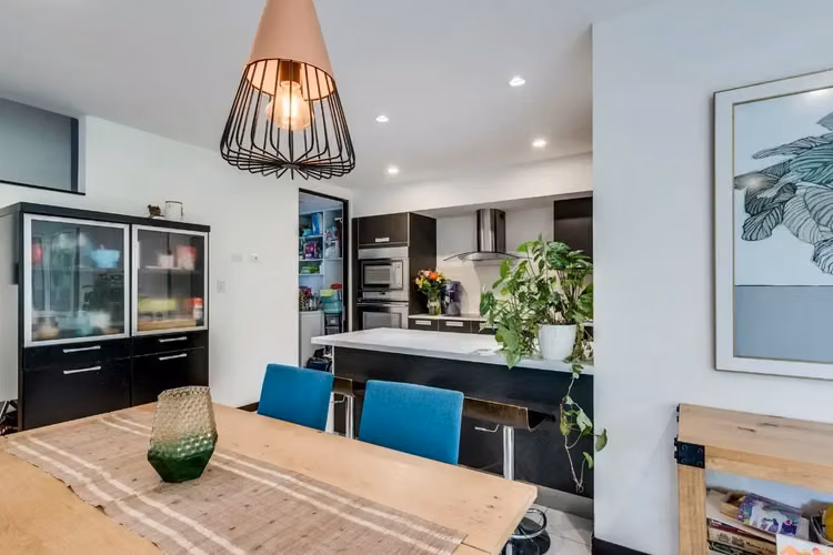 Casa contemporánea de tres pisos en ubicación privilegiada en Santa Ana - Imagen 3