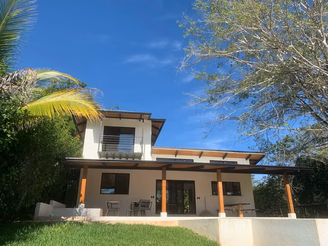 Casa de 2 dormitorios con piscina con potencial de expansión: un santuario con estilo en Delicias, cerca de Montezuma. - Imagen 2