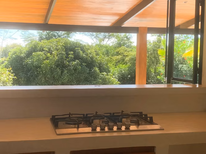 Casa de 2 dormitorios con piscina con potencial de expansión: un santuario con estilo en Delicias, cerca de Montezuma. - Imagen 14