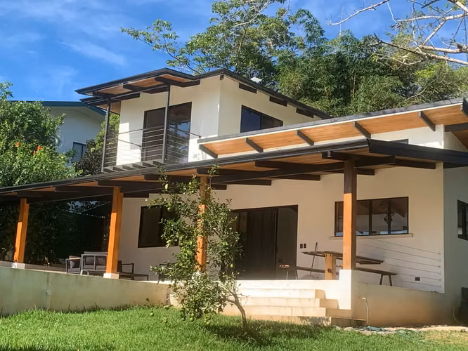 Casa de 2 dormitorios con piscina con potencial de expansión: un santuario con estilo en Delicias, cerca de Montezuma.