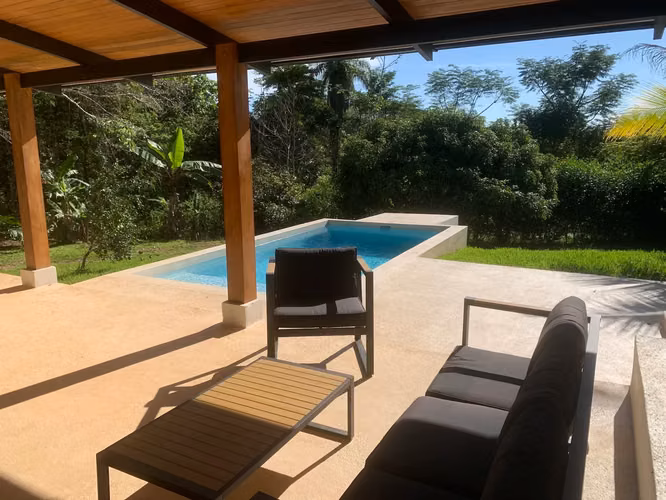 Casa de 2 dormitorios con piscina con potencial de expansión: un santuario con estilo en Delicias, cerca de Montezuma. - Imagen 8