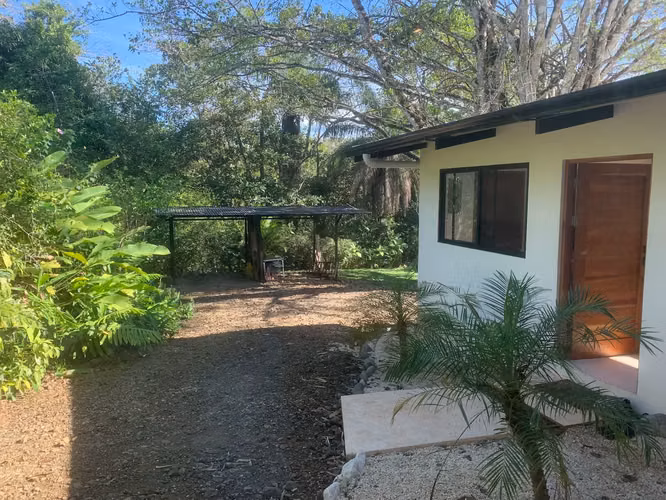 Casa de 2 dormitorios con piscina con potencial de expansión: un santuario con estilo en Delicias, cerca de Montezuma. - Imagen 5