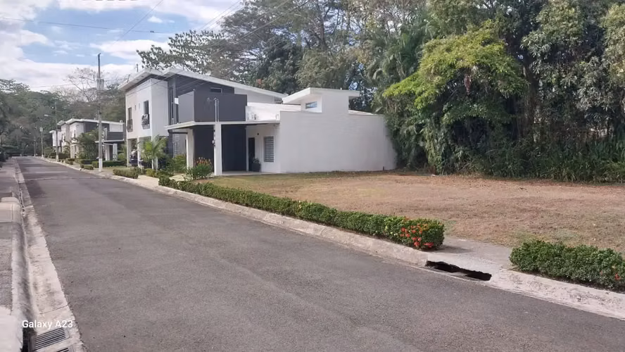 Excelente Lote de 131m2 en Hacienda Verde Jacó Comunidad Cerrada, Jacó, Costa Rica - Imagen 2