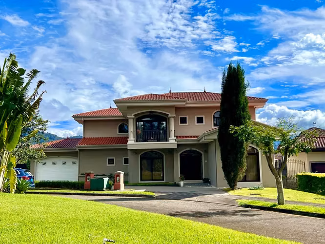 Moderna casa de lujo en Colinas de Montealegre: amplia propiedad de 4 dormitorios y 3.5 baños - Imagen 3