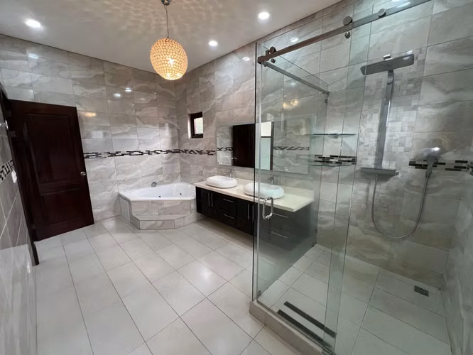 Moderna casa de lujo en Colinas de Montealegre: amplia propiedad de 4 dormitorios y 3.5 baños - Imagen 15