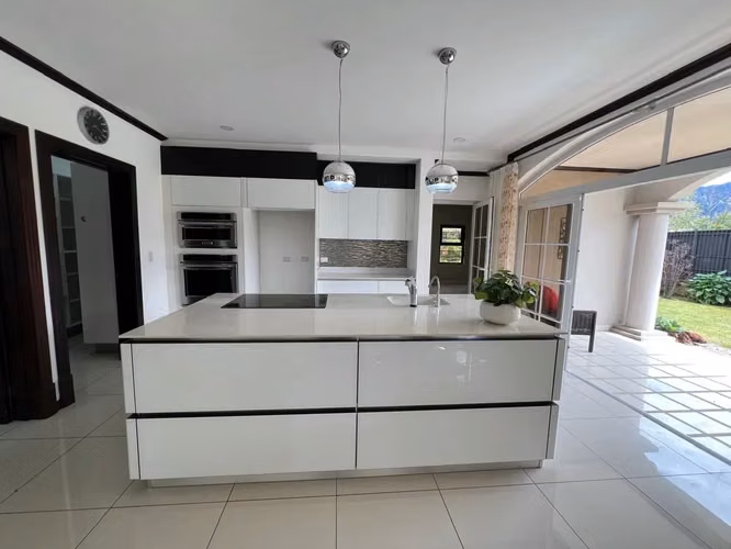Moderna casa de lujo en Colinas de Montealegre: amplia propiedad de 4 dormitorios y 3.5 baños - Imagen 12