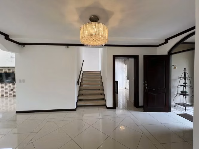 Moderna casa de lujo en Colinas de Montealegre: amplia propiedad de 4 dormitorios y 3.5 baños - Imagen 9