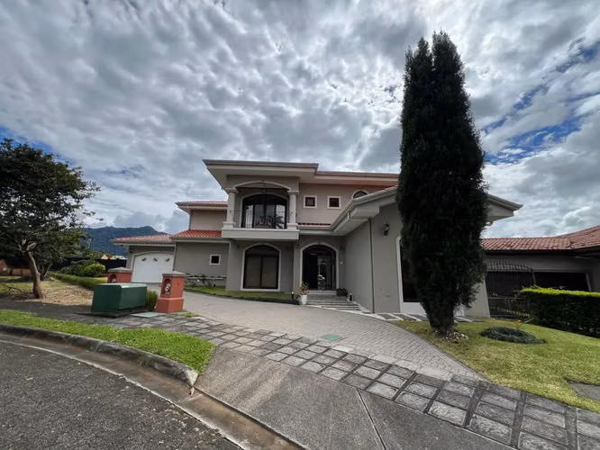 Moderna casa de lujo en Colinas de Montealegre: amplia propiedad de 4 dormitorios y 3.5 baños - Imagen 2
