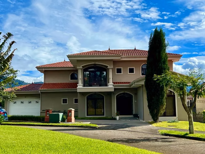 Moderna casa de lujo en Colinas de Montealegre: amplia propiedad de 4 dormitorios y 3.5 baños - Imagen 4