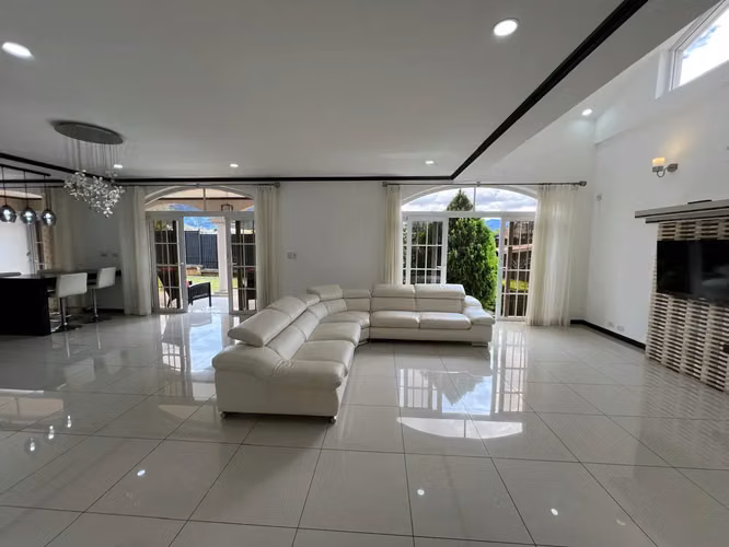 Moderna casa de lujo en Colinas de Montealegre: amplia propiedad de 4 dormitorios y 3.5 baños - Imagen 8