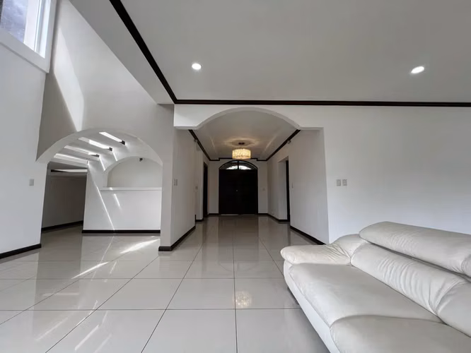 Moderna casa de lujo en Colinas de Montealegre: amplia propiedad de 4 dormitorios y 3.5 baños - Imagen 10