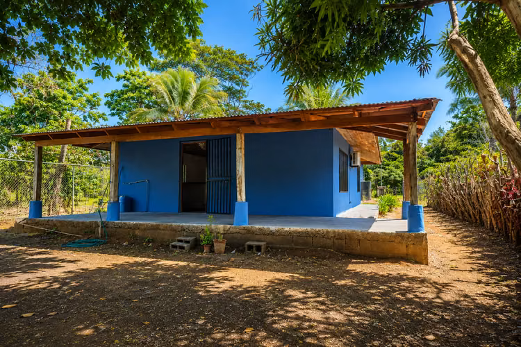 Casa en Quebrada Amarilla, con exuberante jardín y patio. - Imagen 13