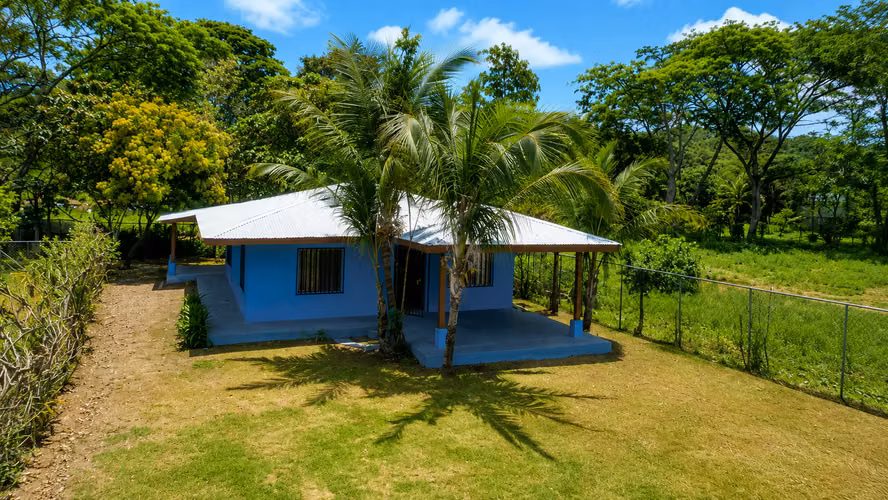 Casa en Quebrada Amarilla, con exuberante jardín y patio. - Imagen 12