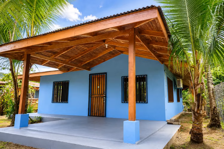 Casa en Quebrada Amarilla, con exuberante jardín y patio. - Imagen 2