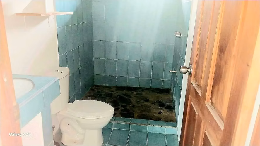 Casa en Quebrada Amarilla, con exuberante jardín y patio. - Imagen 15